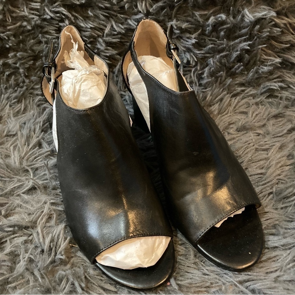 Ladies Adrienne Vittadini Black Low Heel Sandal